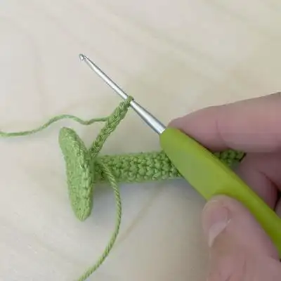 Bumble Blossom Black Eyed Susan Amigurumi Pattern step 3 - details and accessories