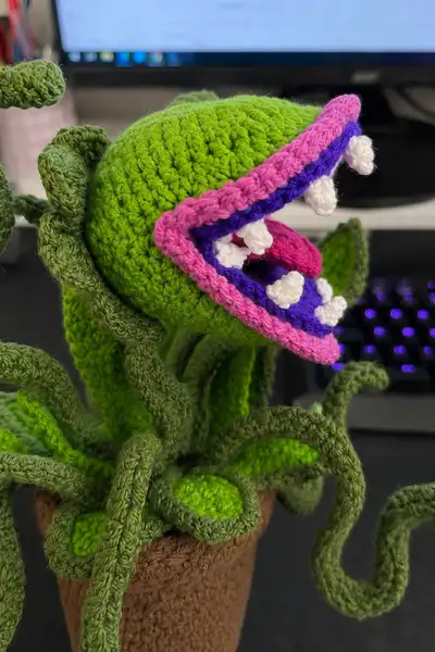 Scary Chomper Plant Amigurumi Pattern step 2 - assembly progress