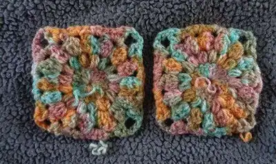 Feather Moss Gloves Pattern step 3 - details and accessories