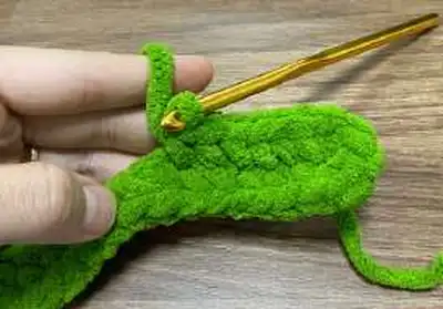 Grinch Slippers Amigurumi Pattern step 3 - details and accessories