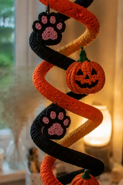 Black Cat Spiral Halloween Garland with Pumpkins and Paw Charms Amigurumi Pattern step 2 - assembly progress