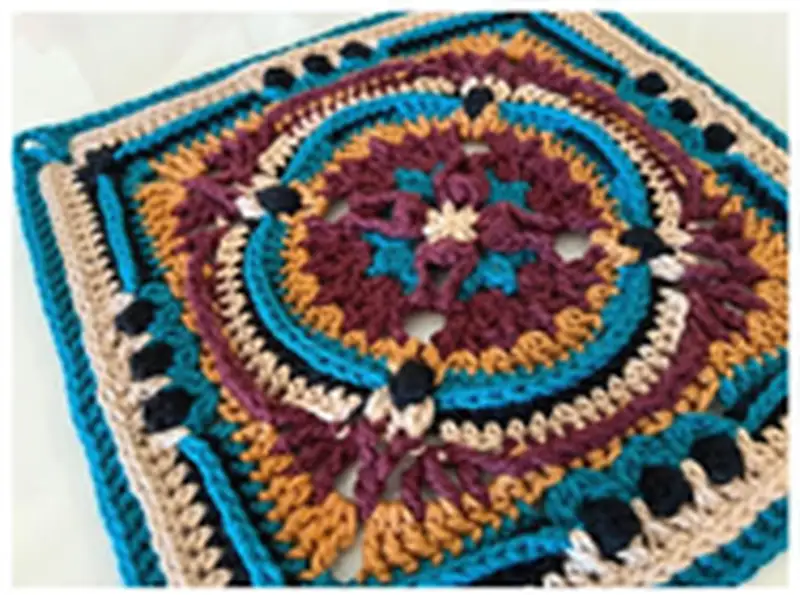 Free crochet pattern: Head Over Heels Square Pattern - Intermediate level tutorial