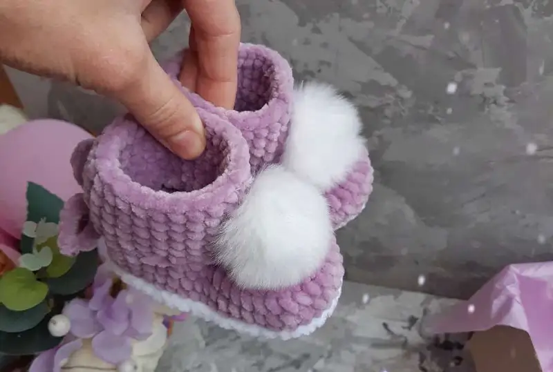 Free crochet pattern: Plush Booties with Pompoms Pattern - Beginner Friendly level tutorial