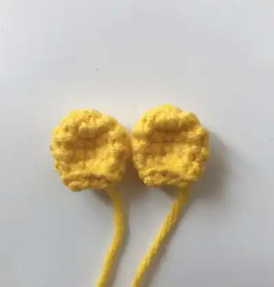 Pooh Phone Pouch Amigurumi Pattern step 3 - details and accessories