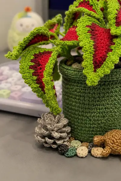 Coleus Plant Halloween Spooky Amigurumi Pattern step 2 - assembly progress