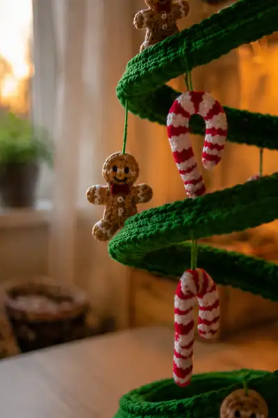 Green Spiral Christmas Garland with Gingerbread Men and Candy Canes Pattern step 2 - assembly progress