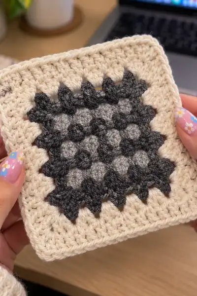 Textured Square Bedspread Pattern step 3 - details and accessories