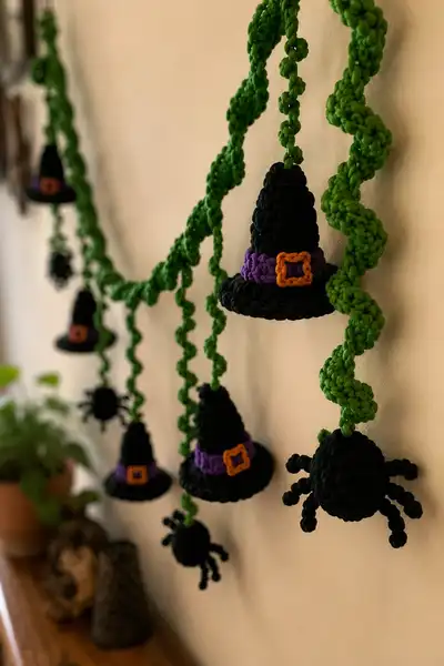 Green Spiral Halloween Garland with Tiny Witch Hats and Spiders Pattern step 2 - assembly progress