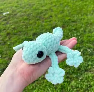Twinkletoes the Tiny Gecko Amigurumi Pattern step 4 - final assembly and finishing