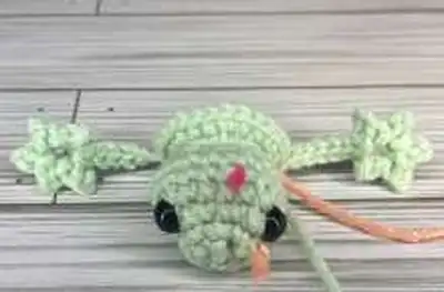 Twinkletoes the Tiny Gecko Amigurumi Pattern step 3 - details and accessories