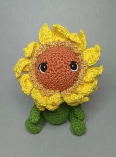 Baby Sunflower Amigurumi Pattern step 4 - final assembly and finishing