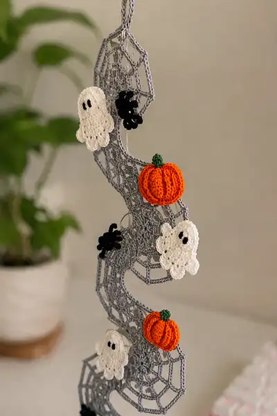 Grey Spiderweb Spiral Halloween Garland with Phantoms and Pumpkins Pattern step 2 - assembly progress