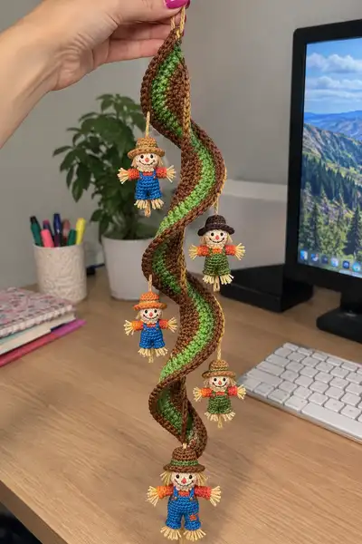 Spiral Scarecrow Garland Amigurumi Pattern step 1 - construction progress