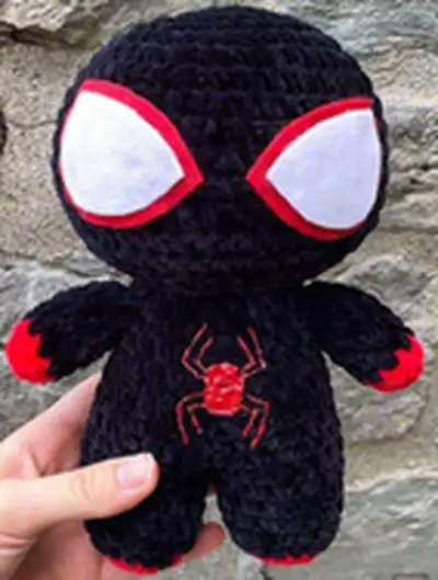 Spiderman Plush Amigurumi Pattern step 2 - assembly progress