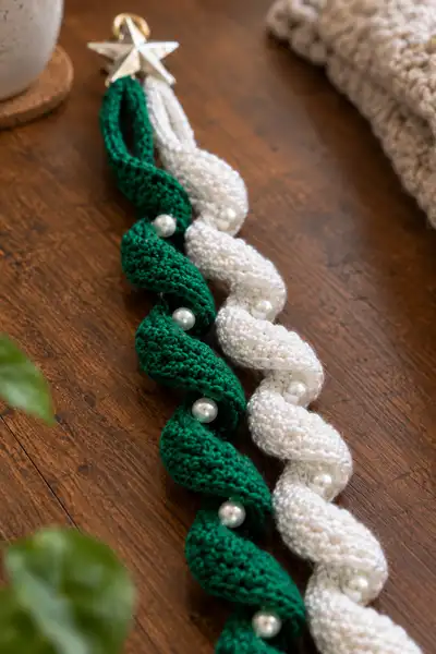 Emerald Pearl Spiral Christmas Garland Pattern step 2 - assembly progress