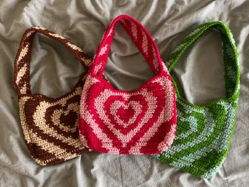 Free Intermediate crochet pattern: Powerpuff Heart Shoulder Bag Pattern - Easy to follow tutorial