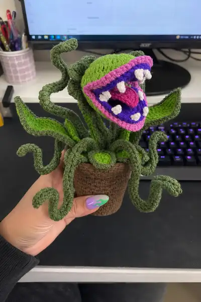 Scary Chomper Plant Amigurumi Pattern step 1 - construction progress