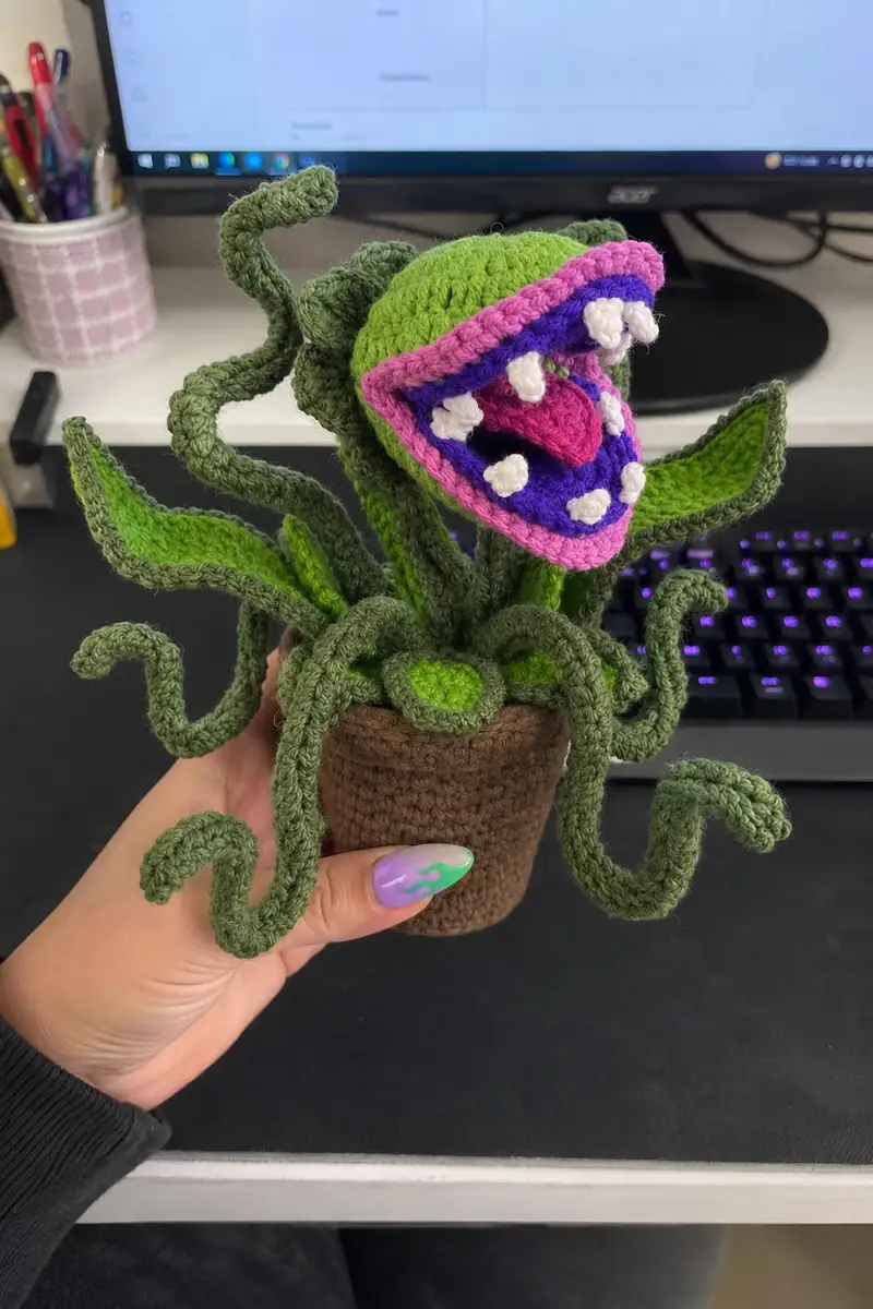 Scary Chomper Plant Amigurumi Pattern crochet pattern - detailed view of completed project