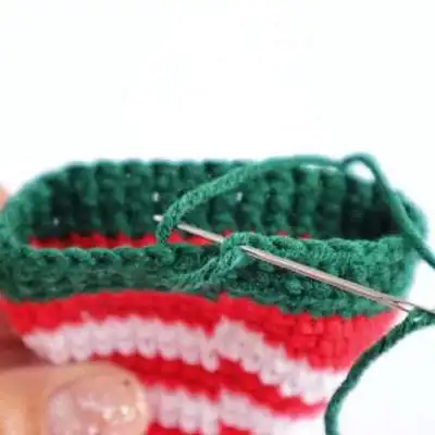 Christmas Hats for Mini Penguins Amigurumi Pattern step 3 - details and accessories