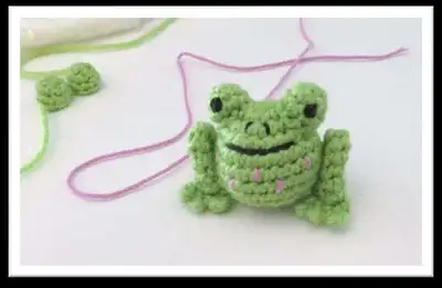 Frog Play Set Amigurumi Pattern step 2 - assembly progress