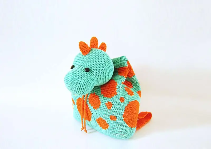 Free crochet pattern: Dino Backpack Pattern - Intermediate level tutorial