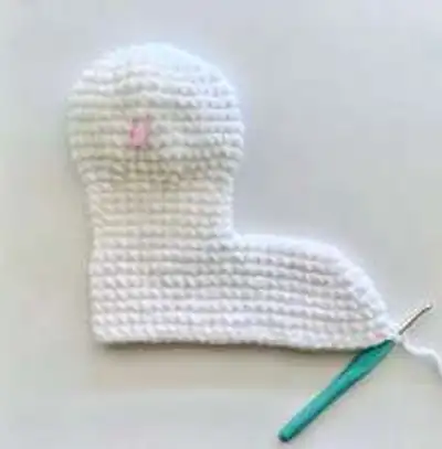 Layla the Llama Amigurumi Pattern step 3 - details and accessories