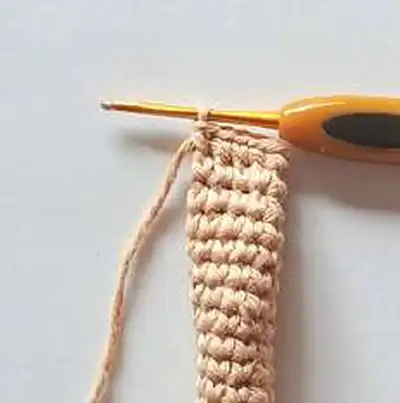 Alan the Lion Amigurumi Pattern step 4 - final assembly and finishing