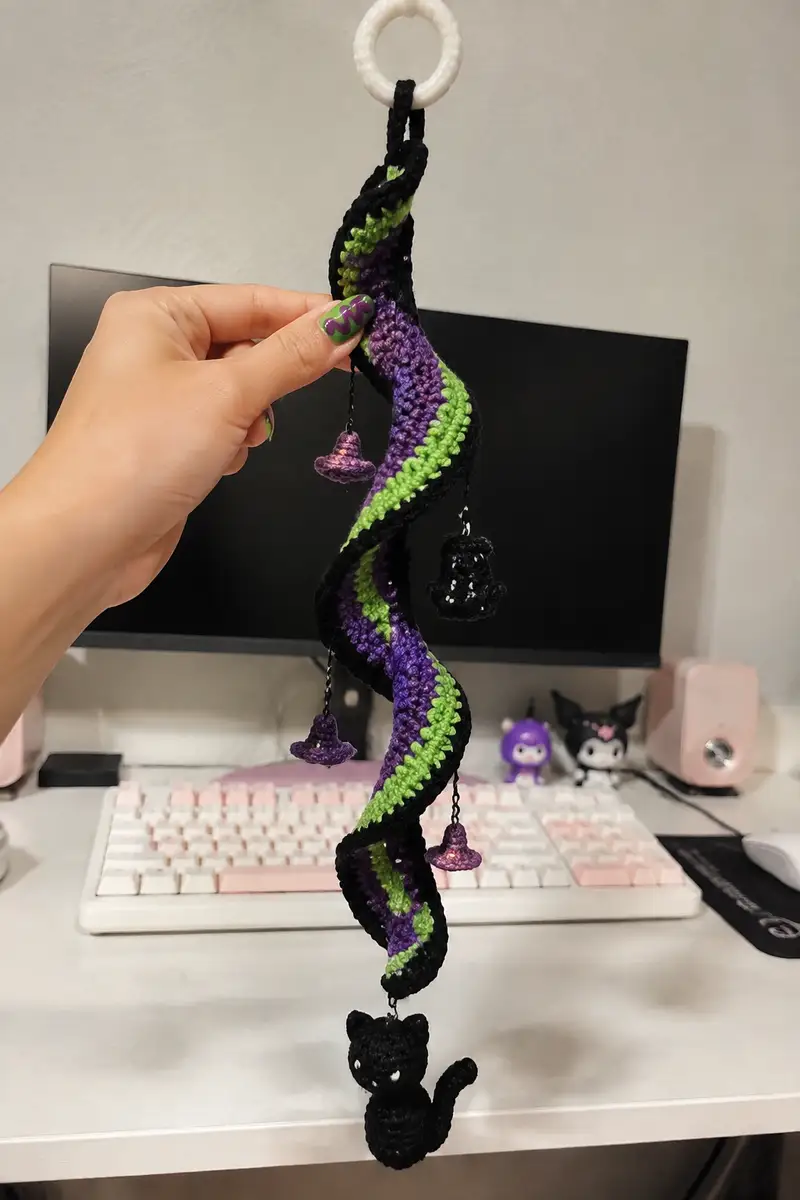 Free crochet pattern: Halloween Black Cat Spiral Mobile Amigurumi Pattern - Intermediate level tutorial