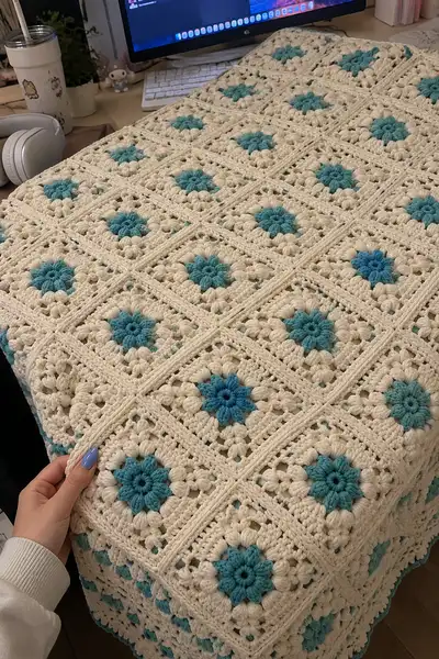 Luxury Puff Granny Square Bedspread Pattern step 1 - construction progress