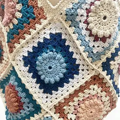 Granny shoulder bag Pattern step 3 - details and accessories