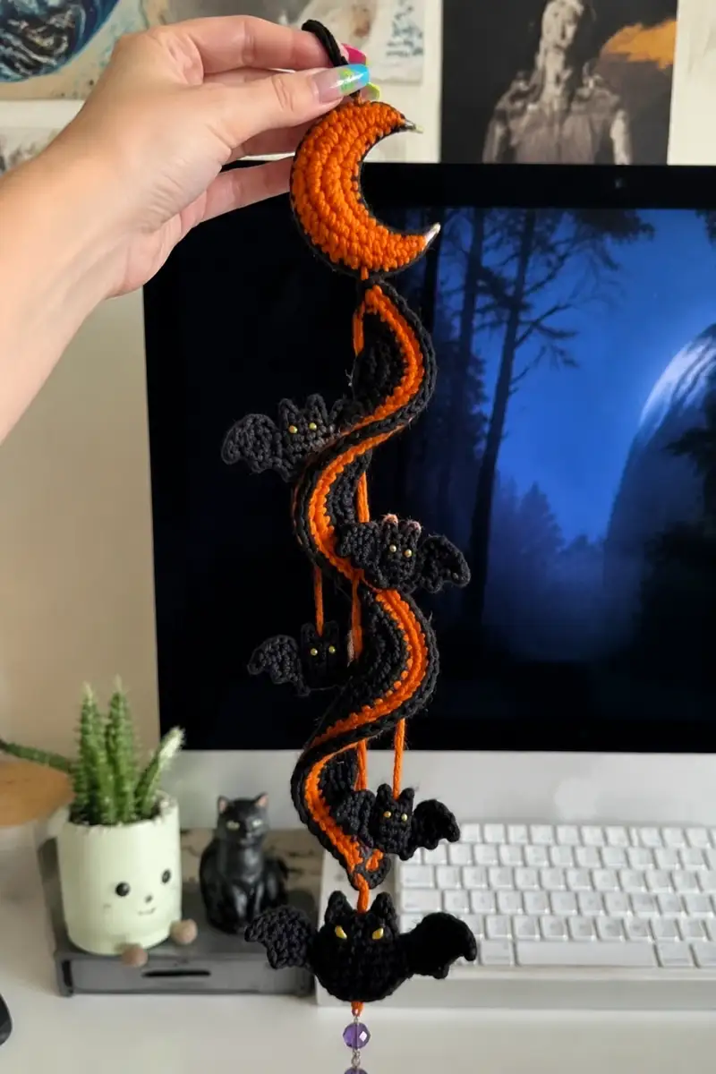 Free crochet pattern: Halloween Black Bat Spiral Garland Pattern - Intermediate level tutorial