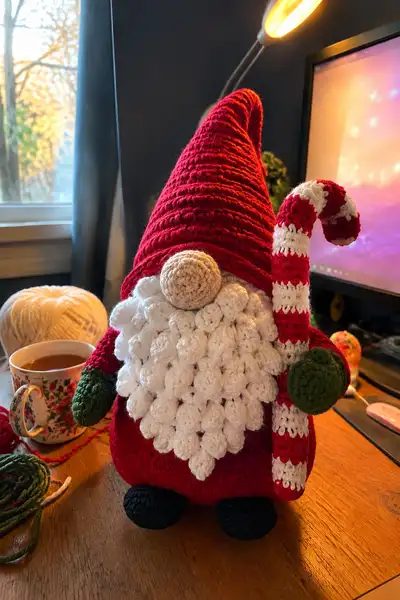 Big Snowy Beard Christmas Gnome Amigurumi Pattern step 1 - construction progress