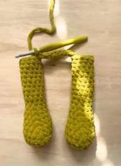 The Whimsy Folks Amigurumi Pattern step 3 - details and accessories