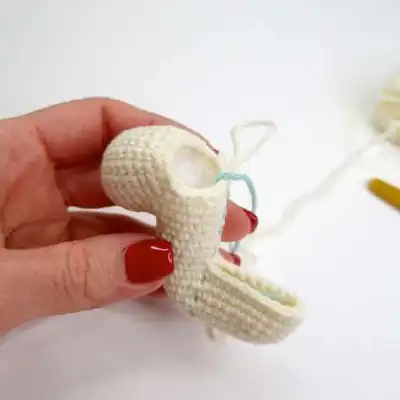 Merry-go-round Amigurumi Pattern step 4 - final assembly and finishing