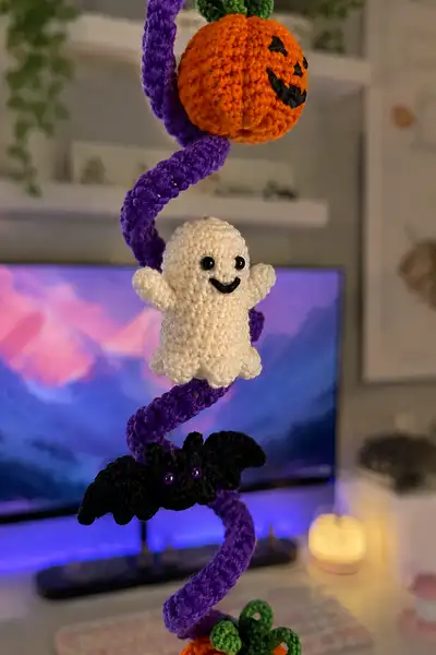 Purple Spiral Halloween Garland with Ghosts and Pumpkins Amigurumi Pattern step 2 - assembly progress