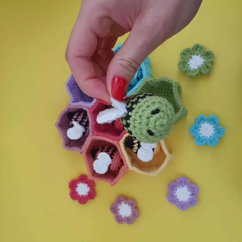 Free Intermediate crochet pattern: Sorting bees Amigurumi Pattern - Easy to follow tutorial