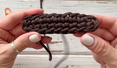 Christmas basket car Amigurumi Pattern step 2 - assembly progress