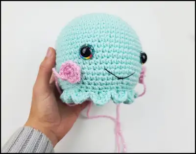 Jellyfish Amigurumi Pattern step 4 - final assembly and finishing