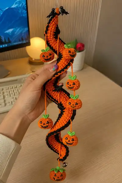 Spooky Pumpkin Spiral Garland Amigurumi Pattern step 1 - construction progress