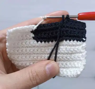 Cat with a cup Crochet Pattern step 3 - details and accessories