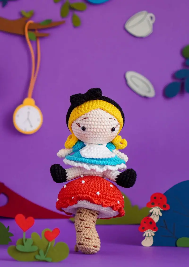 Free Intermediate crochet pattern: Alice in Wonderland Amigurumi Pattern - Easy to follow tutorial