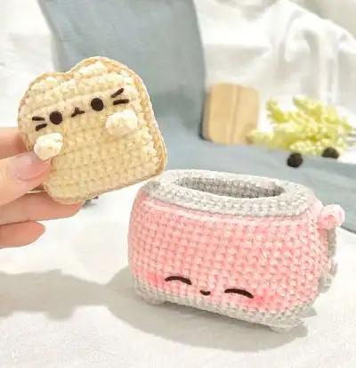 Kitty Toaster Amigurumi Pattern step 2 - assembly progress