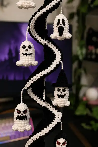 Halloween Phantoms Spiral Amigurumi Pattern step 2 - assembly progress