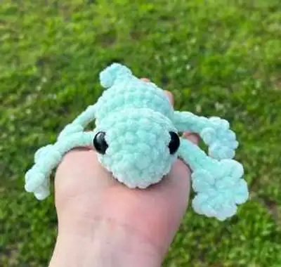 Twinkletoes the Tiny Gecko Amigurumi Pattern step 2 - assembly progress