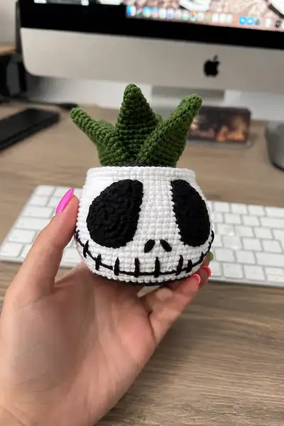 Skull Succulent Planter Amigurumi Pattern step 1 - construction progress