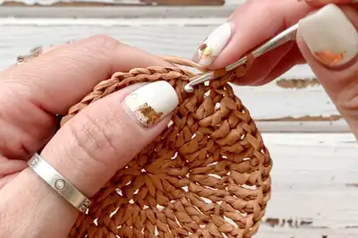 Round bag with raffia yarn Pattern step 4 - final assembly and finishing