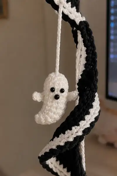 Spiral Halloween Ghost Mobile Amigurumi Pattern step 2 - assembly progress