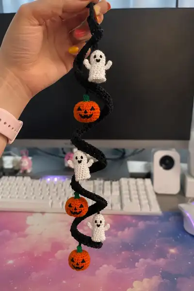 Black Spiral Halloween Garland with Floating Phantoms and Jack-o-Lanterns Pattern step 1 - construction progress
