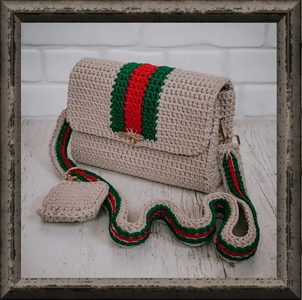 Clutch with stripes Pattern