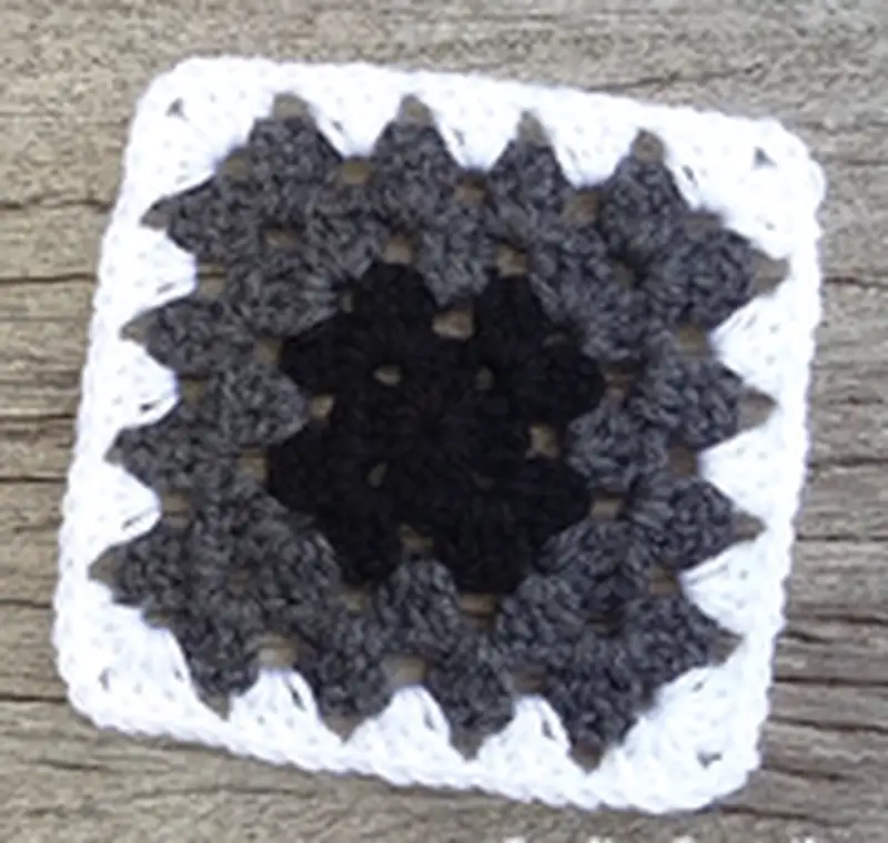 Free Beginner Friendly crochet pattern: Basic Granny Square Pattern - Easy to follow tutorial